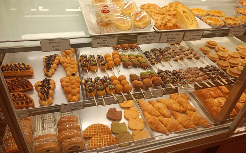 Tủ bánh mì và bánh ngọt tại cửa hàng ABC Nguyễn Trãi