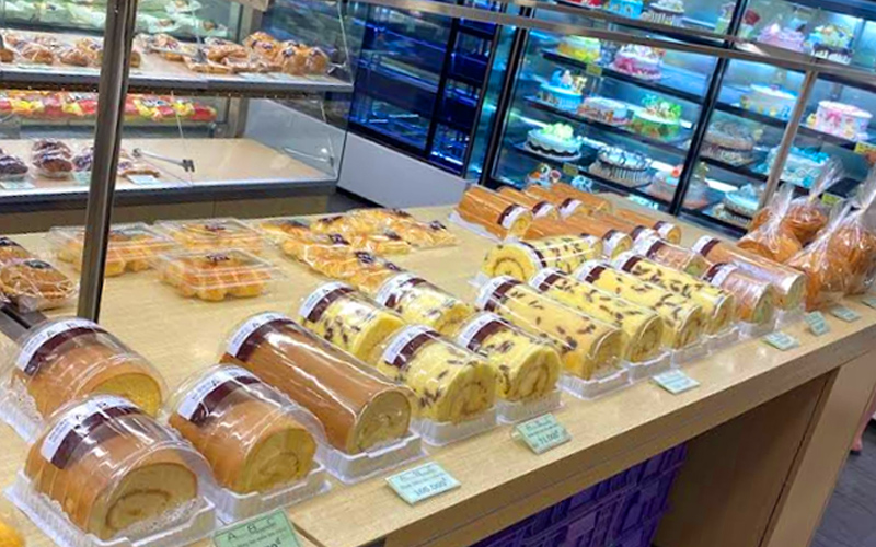 Các mẫu bánh bông lan cuộn tại cửa hàng ABC CMT8
