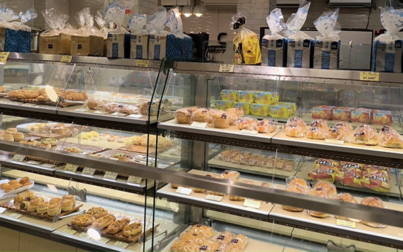 Tủ kệ trưng bày bánh tại ABC Bakery Cách Mạng Tháng Tám